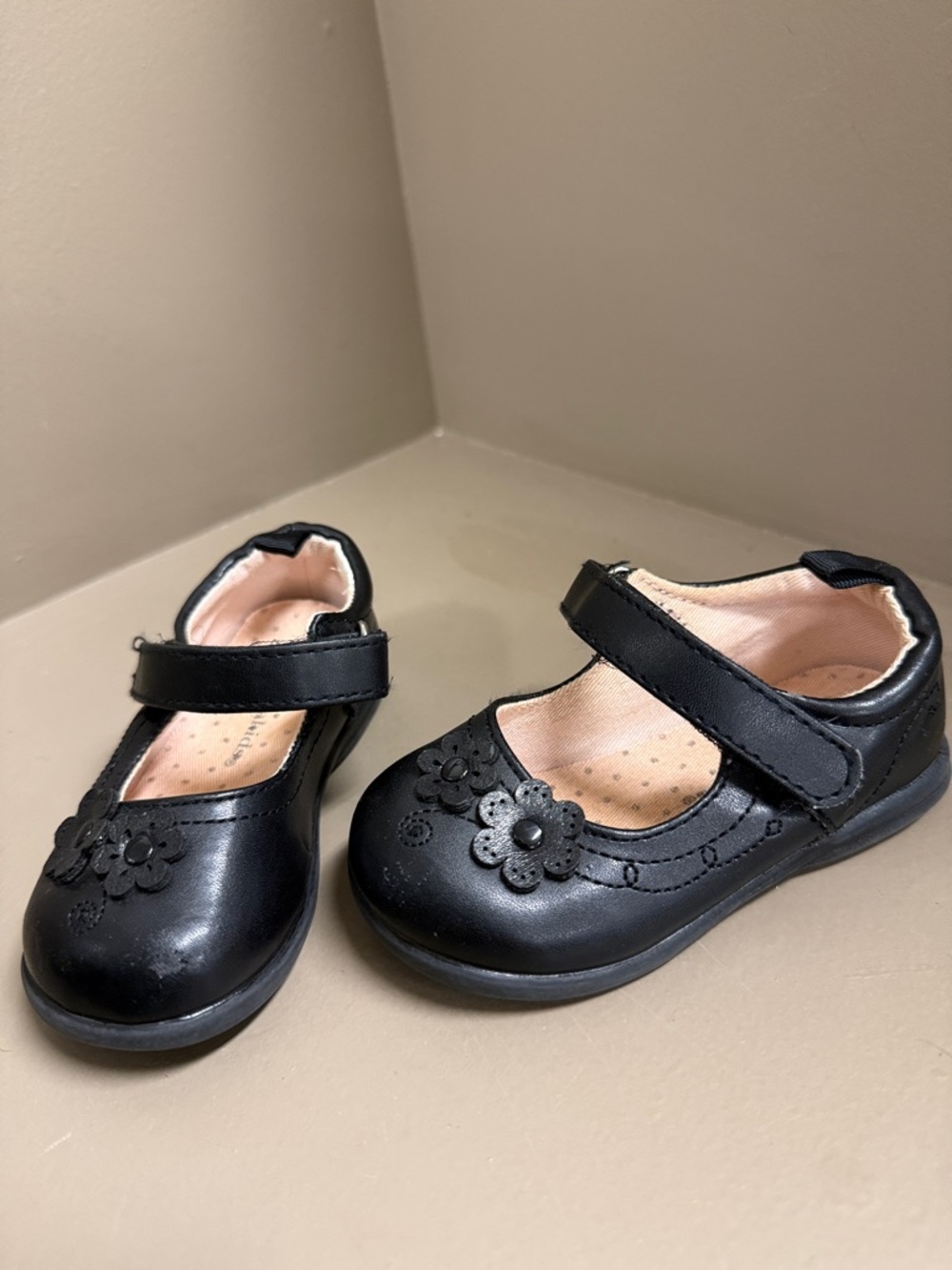 Girls Toddler Black Mary Jane Dress Shoes with Floral Accent, Hook & Loop straps